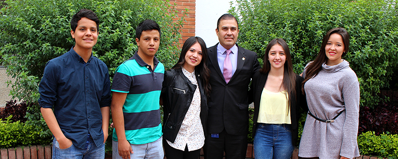 Estudiantes de Economía con el doctor William Delgado, decano de la Facultad.