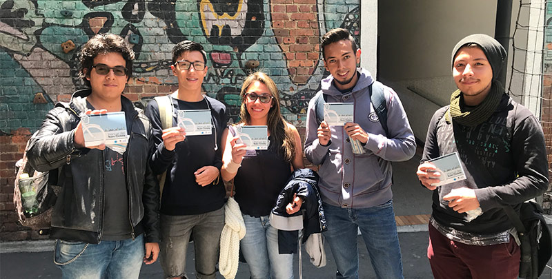 Estudiantes con el manual del biciclesta