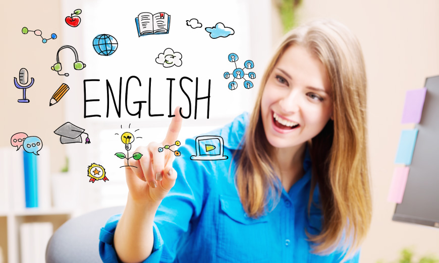 Mujer señala letrero con la palabra english y diferentes elementos de estudio alrededor