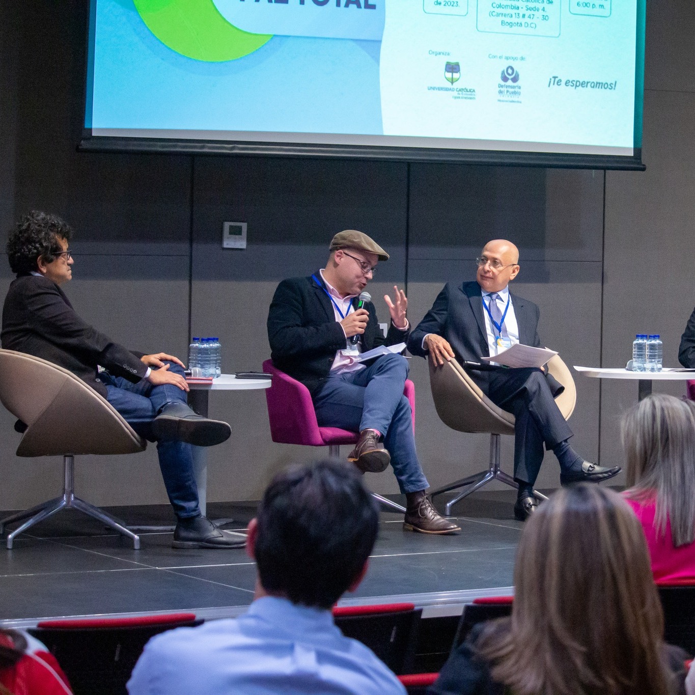 Panelistas en el seminario de la paz