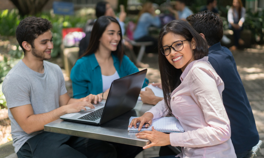 Estudiantes sonrientes reunidos al aire libre