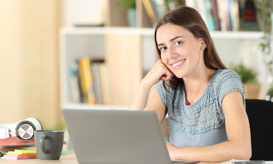 Mujer con un computador