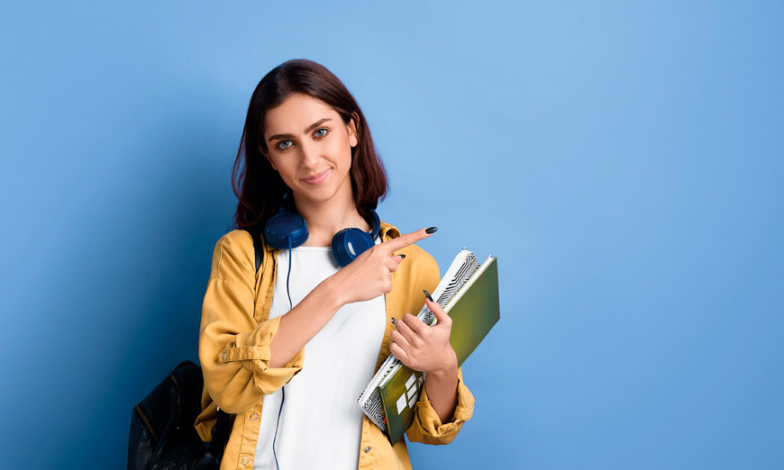 Estudiante mujer con libros senalando a un sitio especifico