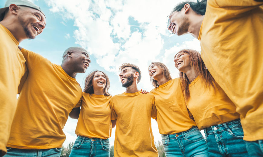 Grupo de personas abrazadas y felices