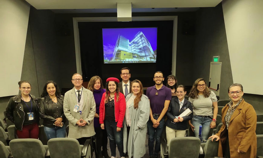 Administrativos de la Universidad Catolica de Colombia junto al decano de la facultad de ingenieria