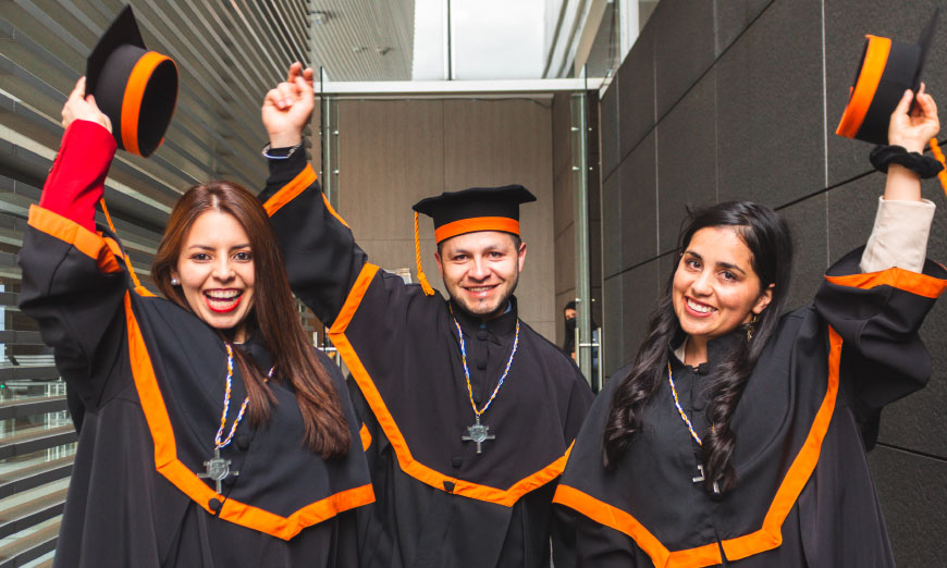 Estudiantes en su ceremonia de grado