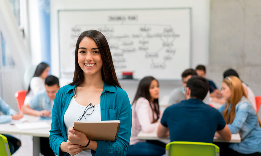 Estudiante mujer sonriente en un salon de clases