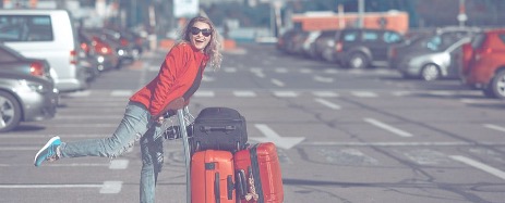 Mujer feliz con maletas