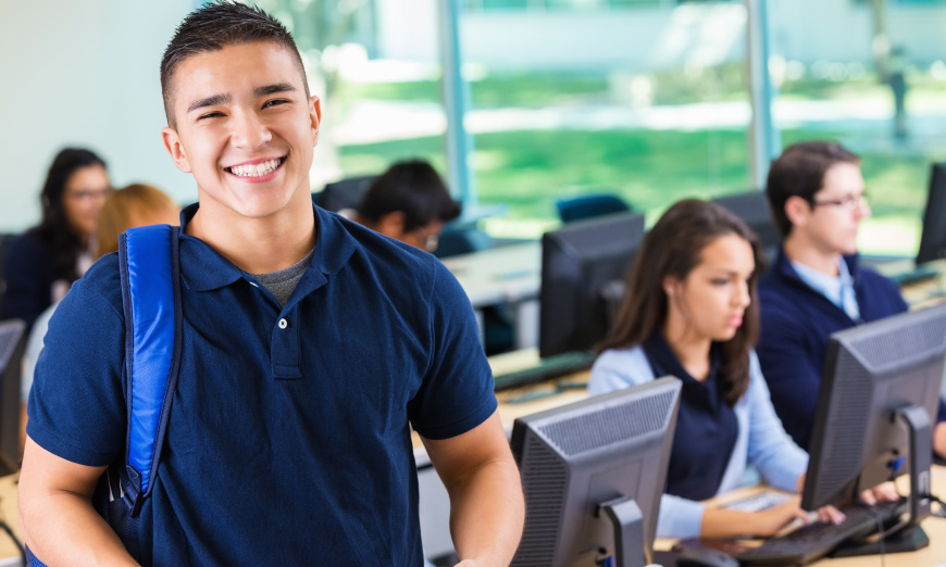 Joven estudiante en una sala de sistemas