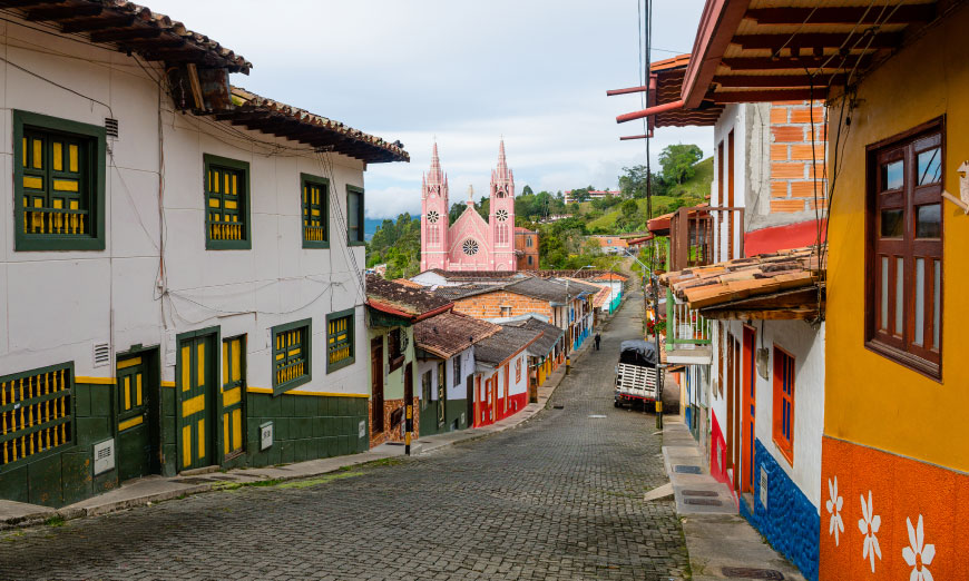 Calle colonial de un pueblo colombiano