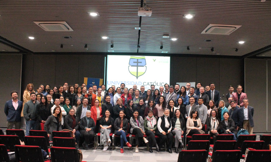 Miembros de la comunidad universitaria reunidos en centro de convenciones