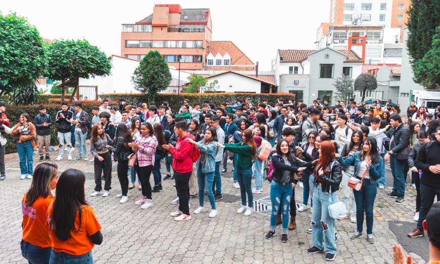 Grupo de universitarios en jornada de inducciones