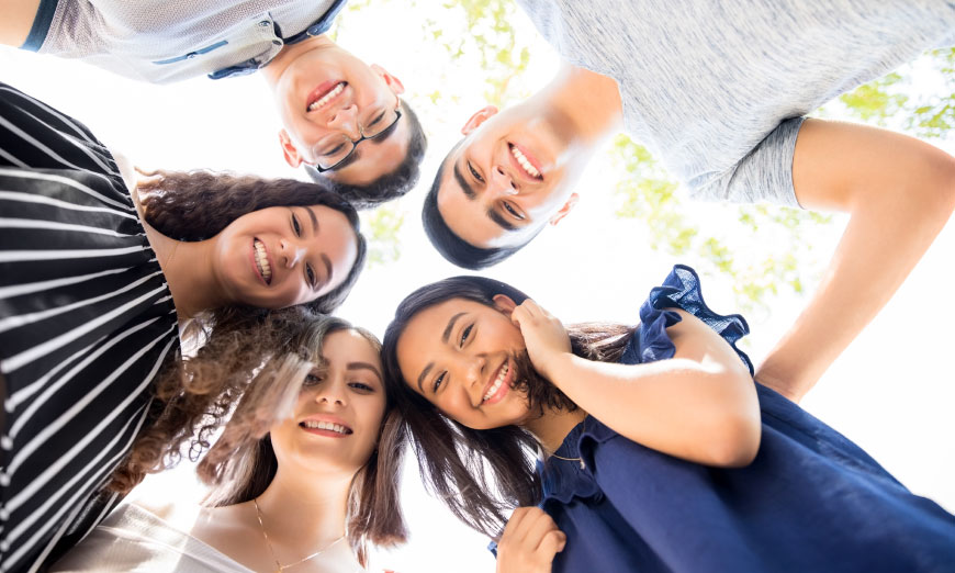 Grupo de jovenes estudiantes reunidos sonriendo