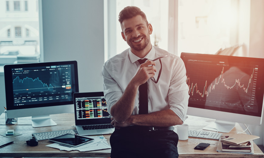 Joven analizando mercado financiero