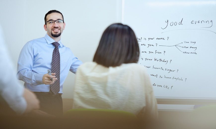 Profesor y estudiantes en clase de lenguas extranjeras