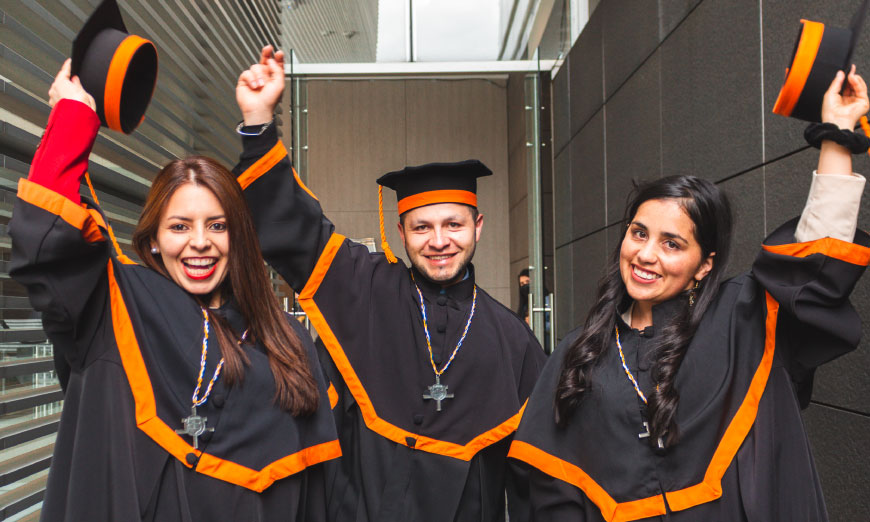 Estudiantes en grados de la universidad catolica de colombia