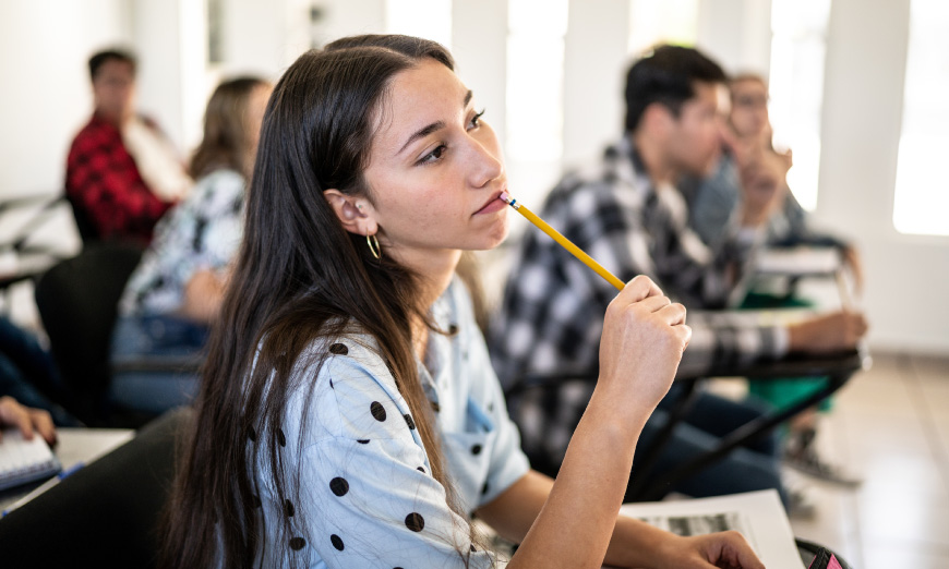 Estudiante mujer pensativa en clase