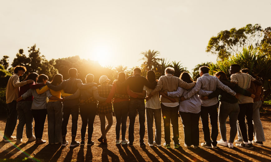 Grupo de personas abrazadas