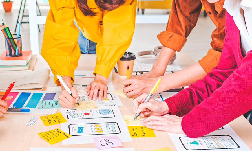 Grupo-de-personas-trabajando-en-un-proyecto