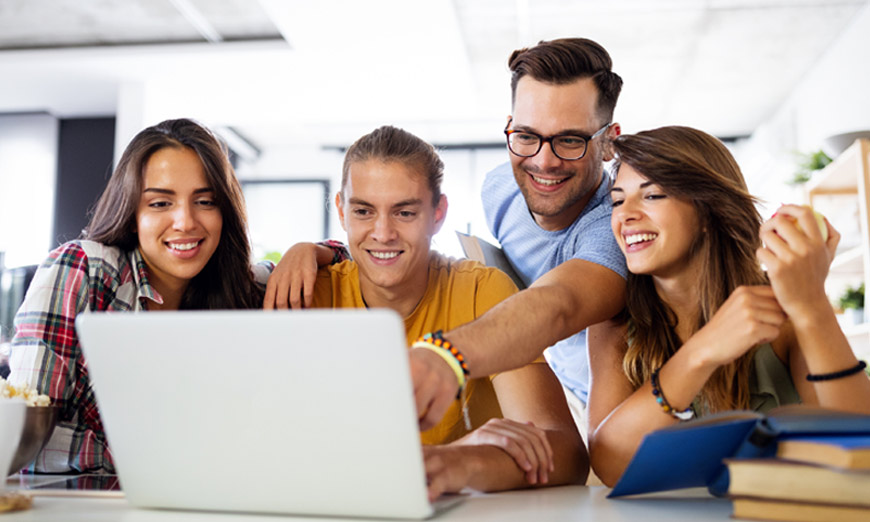 Jovenes estudiando frente al computador