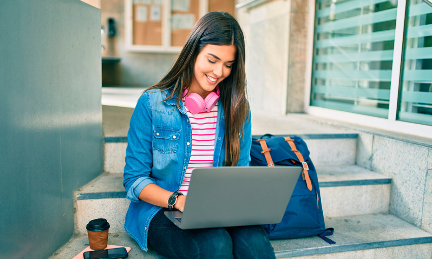 Mujer joven estudiando en el portatil