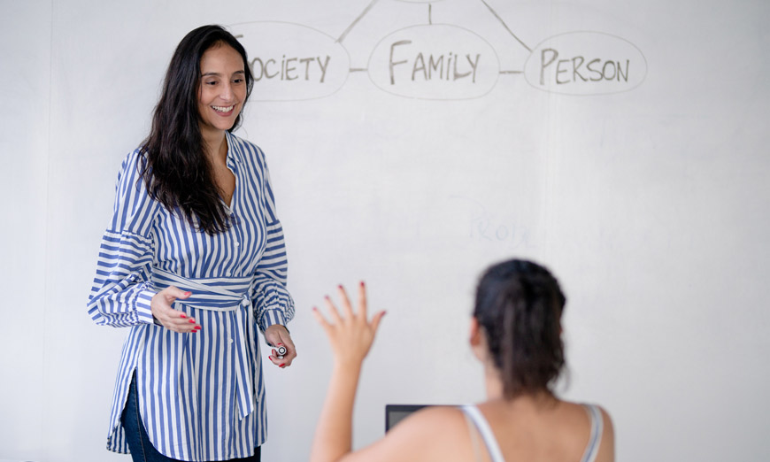 Profesora-dicatando-clase-de-ingles