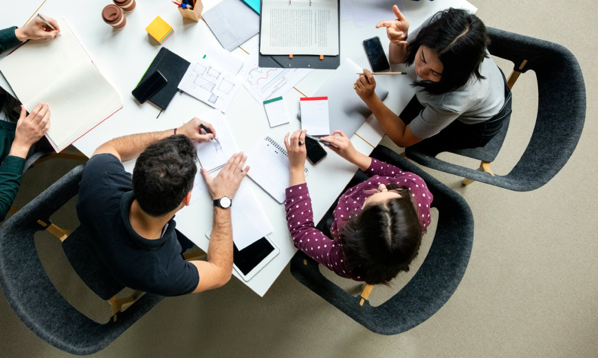 Grupo-de-estudiantes-reunidos-en-grupos-de-trabajo