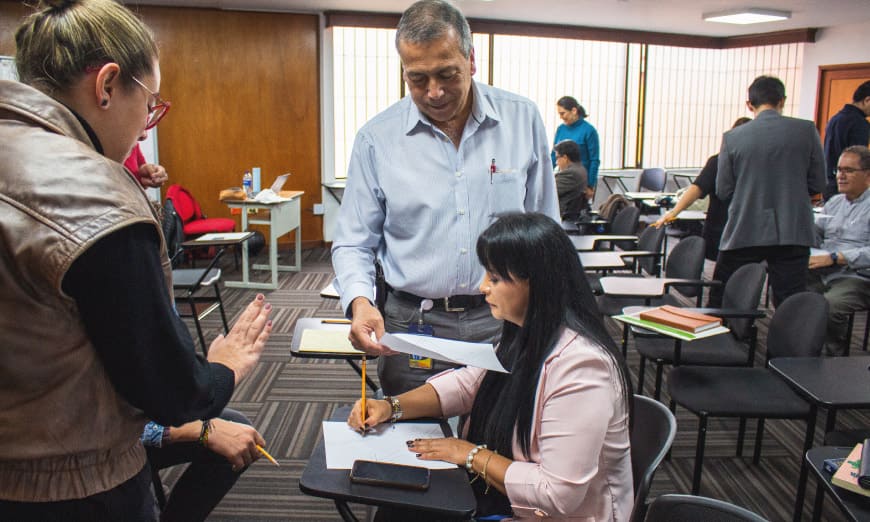 Profesores-realizando-taller