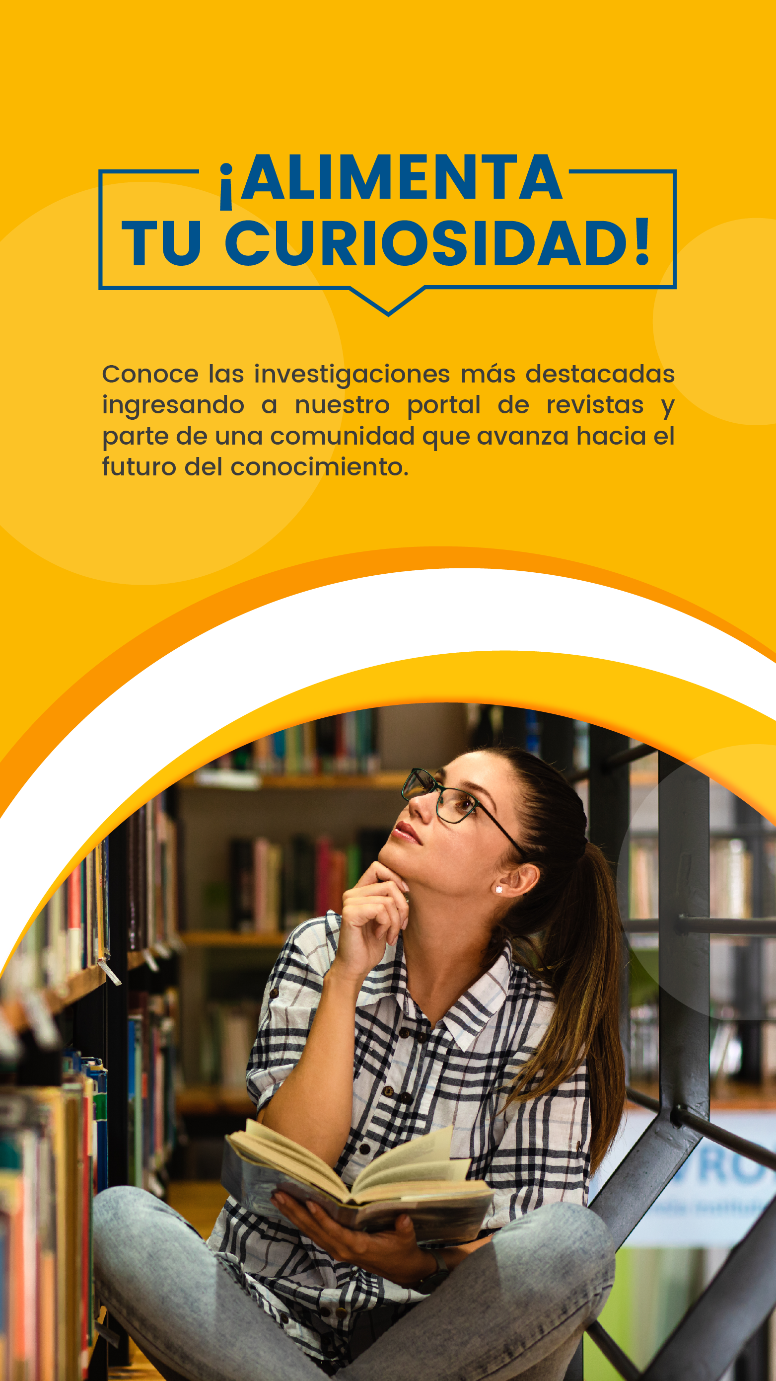 Mujer curiosa con un libro en la mano