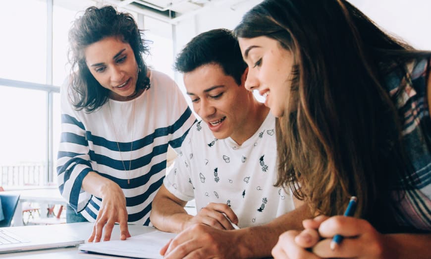 Grupo-de-jovenes-estudiando-para-parciales