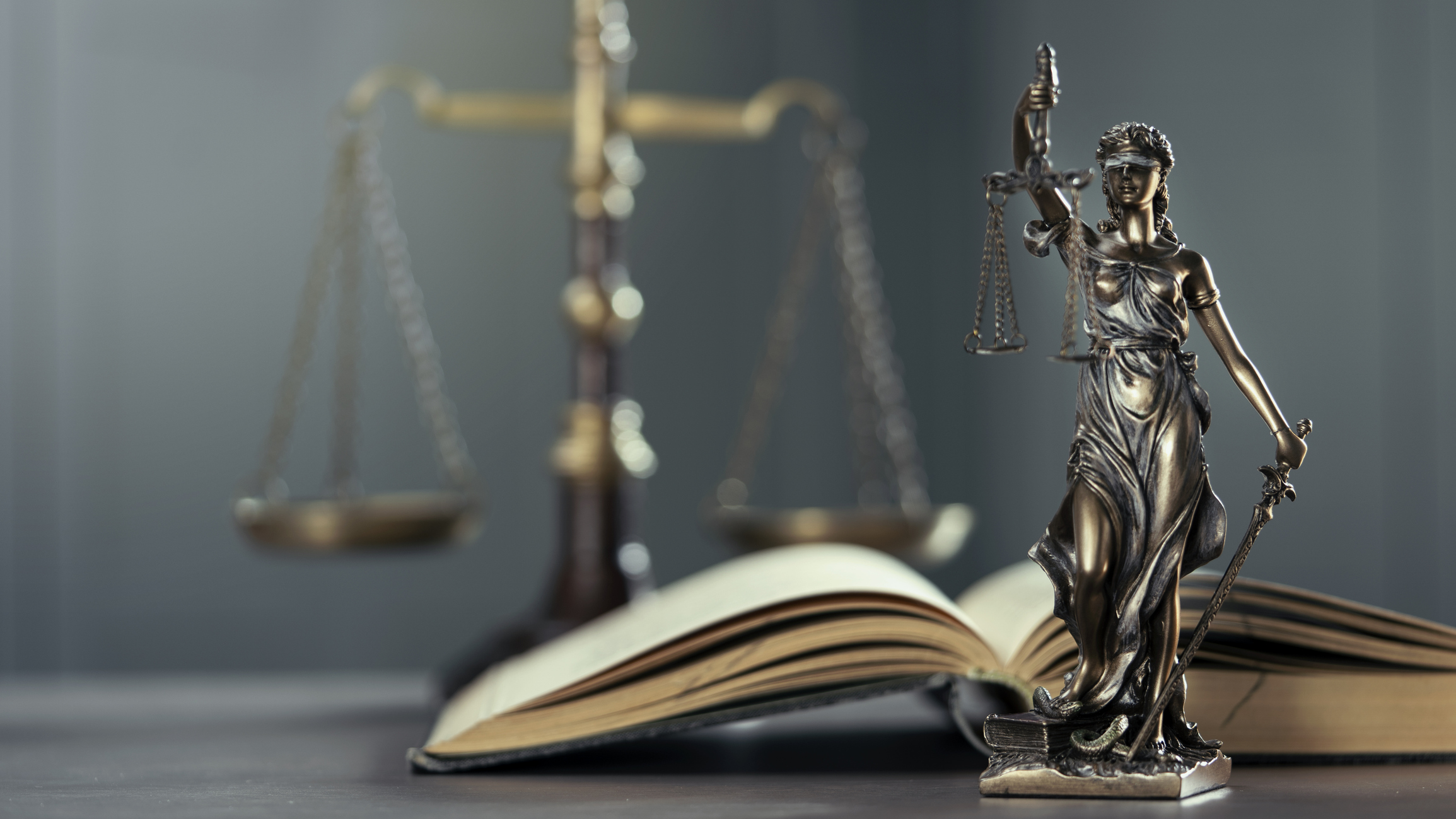 Estatua de concepto legal y legal de Lady Justice sobre la mesa con libro y báscula