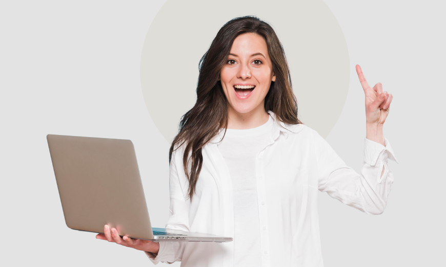 Estudiante feliz con pc en la mano