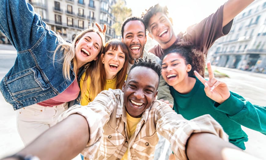 Estudiantes sonriendo y tomándose una selfie