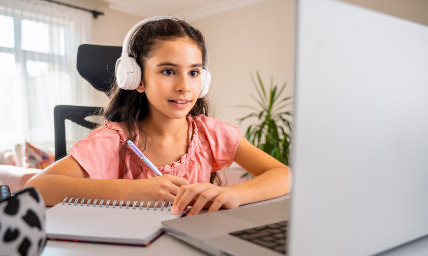 Niña estudiando