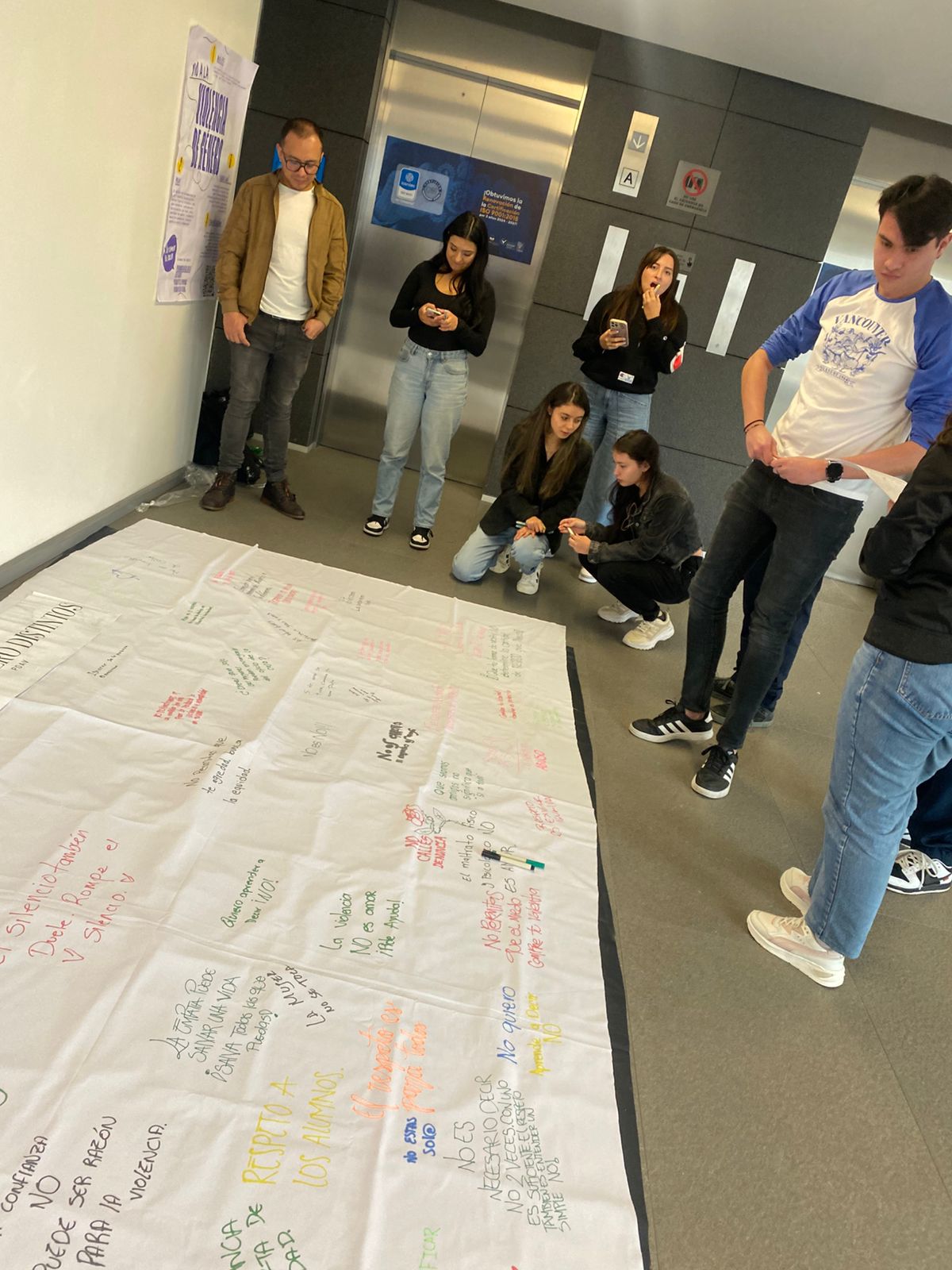 Estudiantes realizando el un mural -Iguales pero Distintos