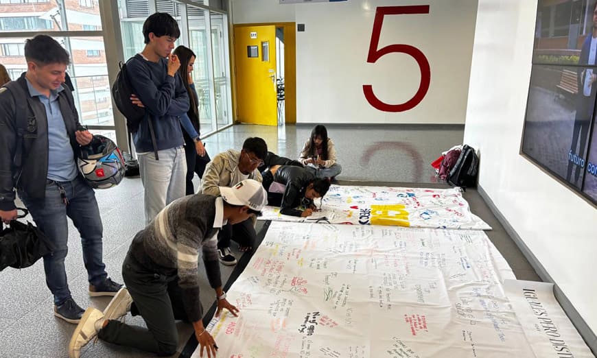Estudiantes-realizando-un-mural