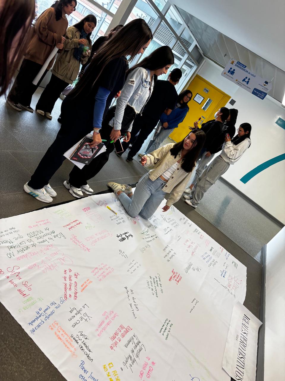 Estudiantes de psicología realizando un mural
