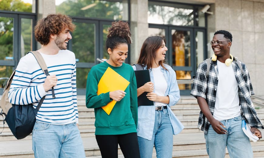 Jóvenes caminando y sonriendo