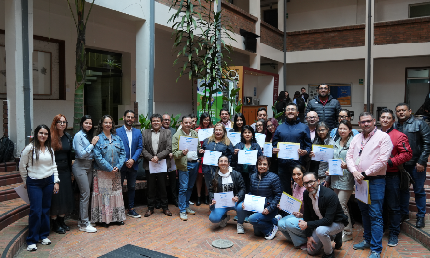 Personas sosteniendo diploma