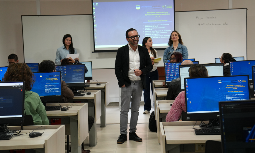 Hombre hablando a grupo de personas