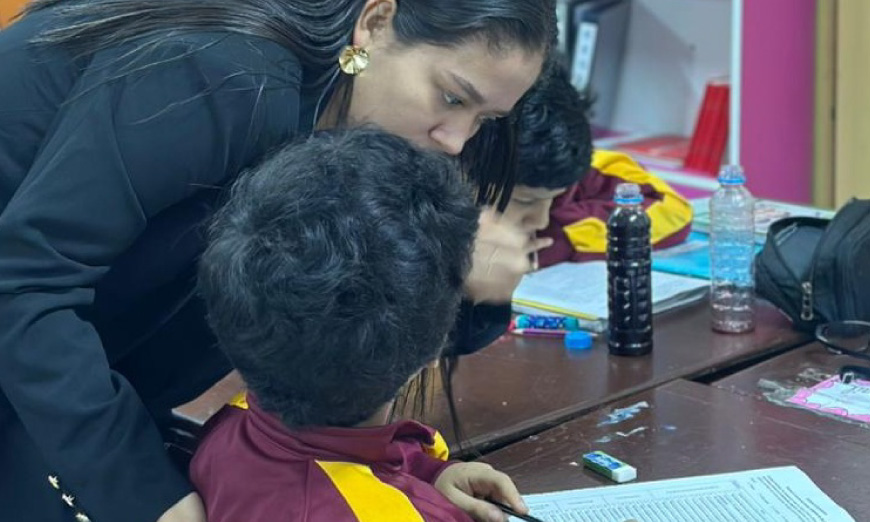 Mujer explicando actividad a niño