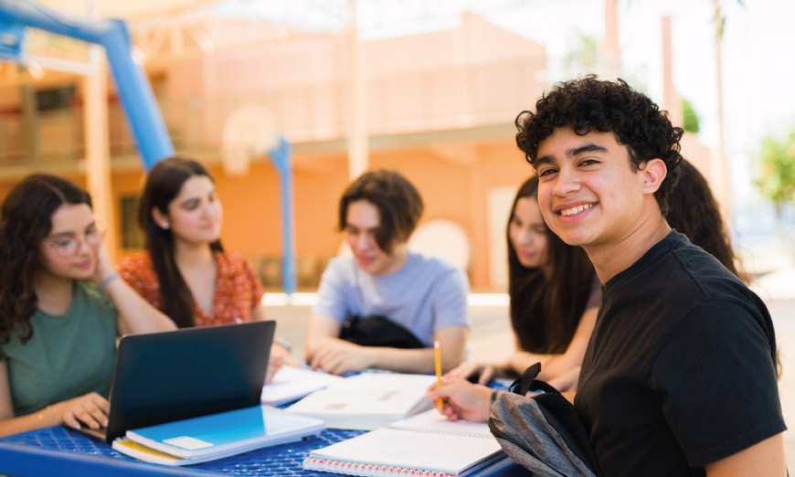 Estudiante sonriendo