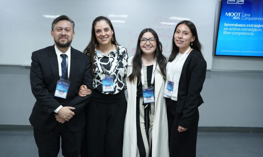 Personas de pie sonriendo