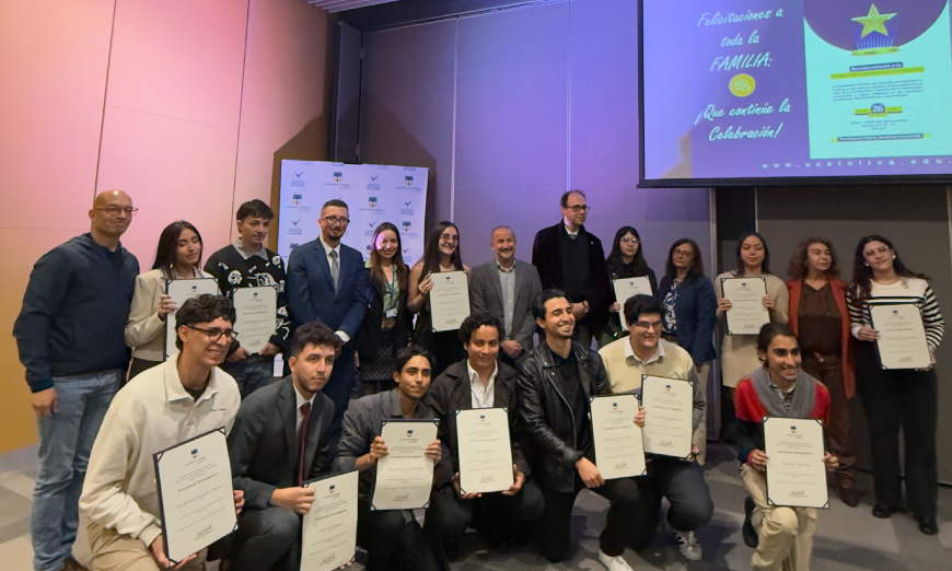 Estudiantes de Psicología sosteniendo diploma