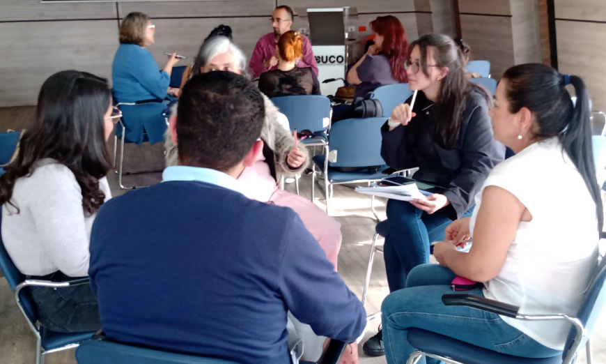 Grupo de personas hablando