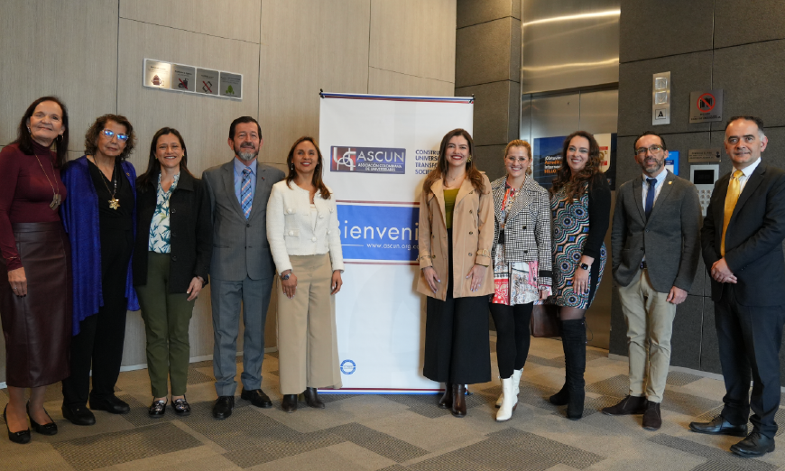 Grupo de personas de pie