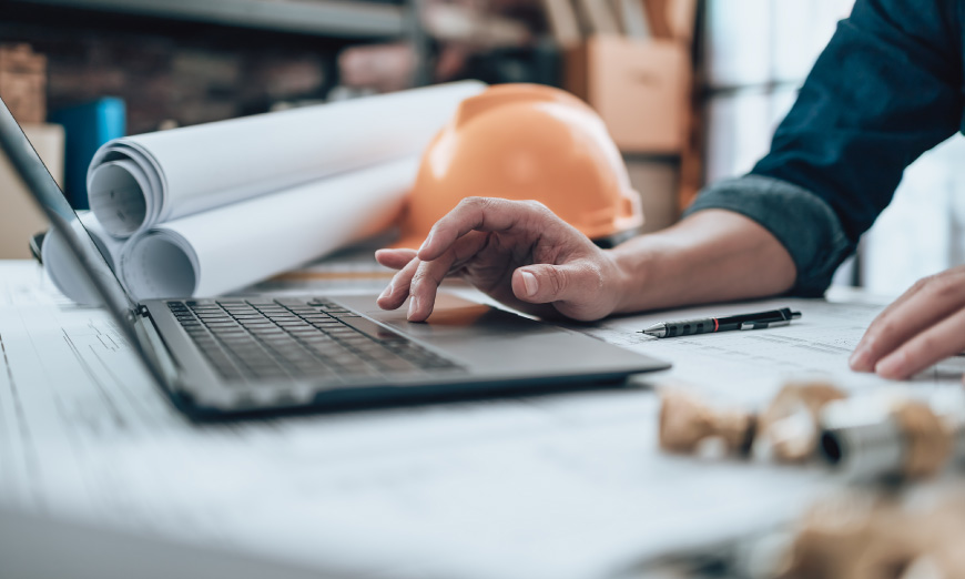 Gerente de Obras navegando en el computador