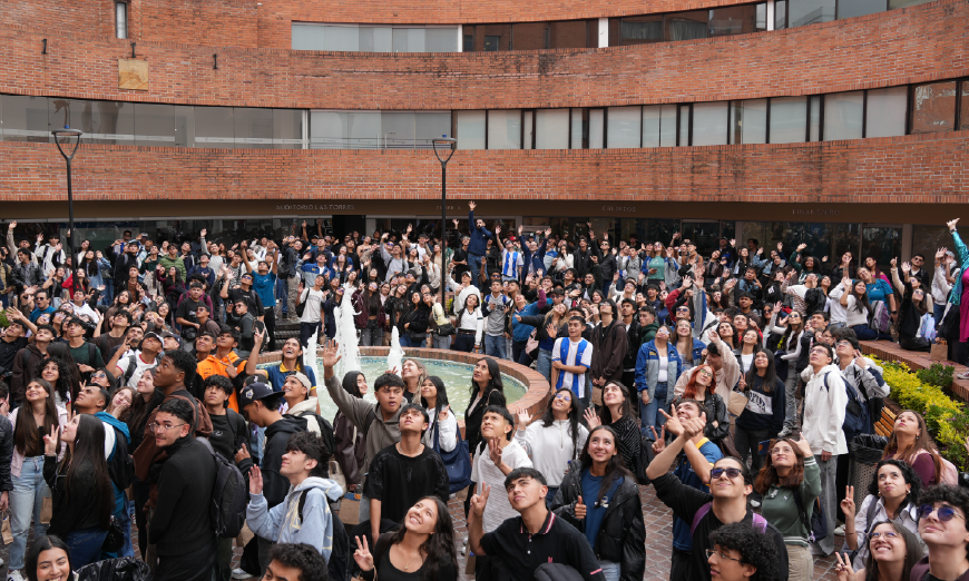 Estudiantes felices de pie