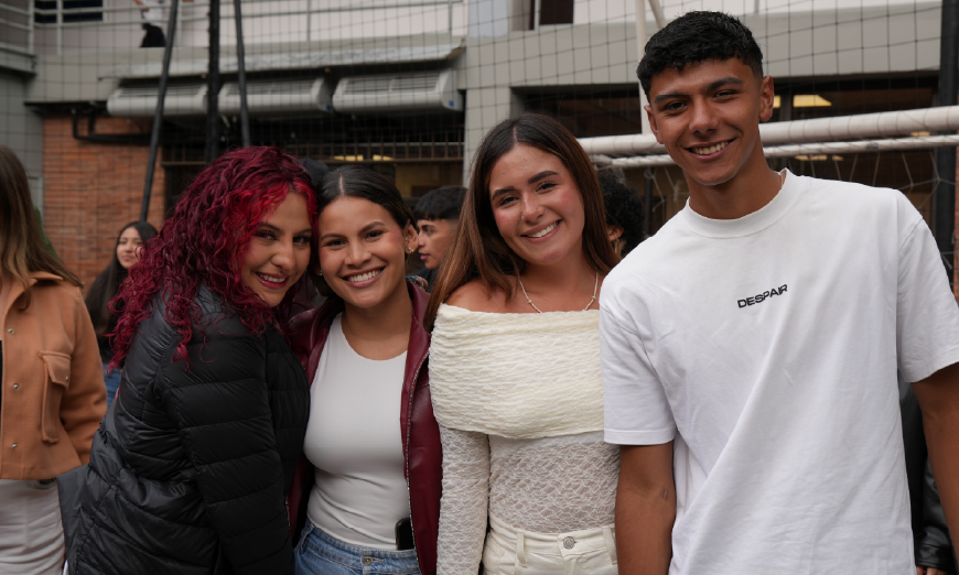Estudiantes sonriendo posando para foto