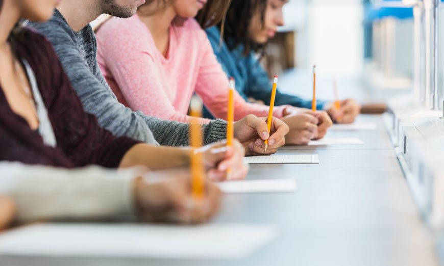 Estudiantes presentado examen